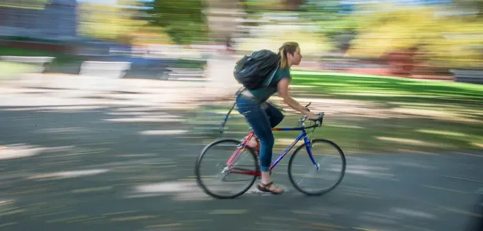 学生在校园里骑自行车