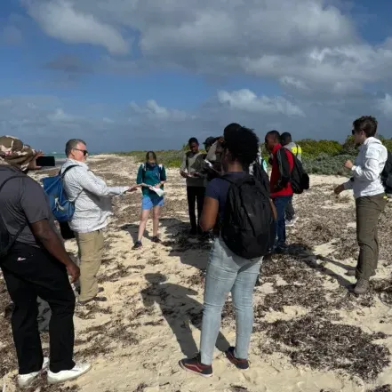 一群高中生在土耳其的海滩上 & 凯科斯与欧洲杯买球app网站地质学教授和学生.